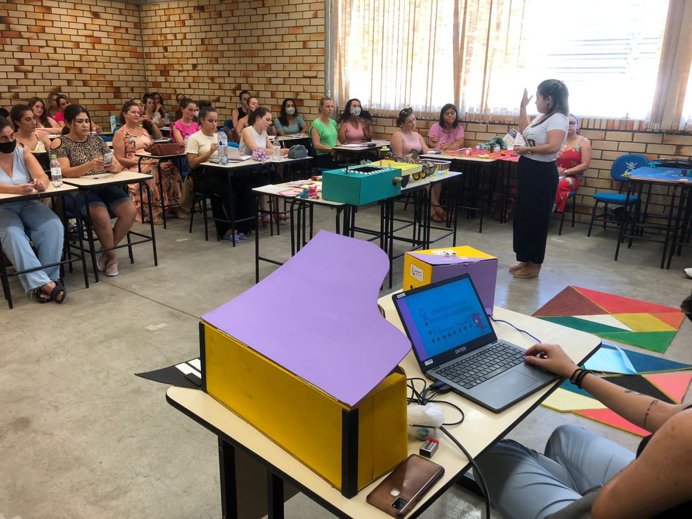 Profissionais da Educação Infantil participam de formação em robótica