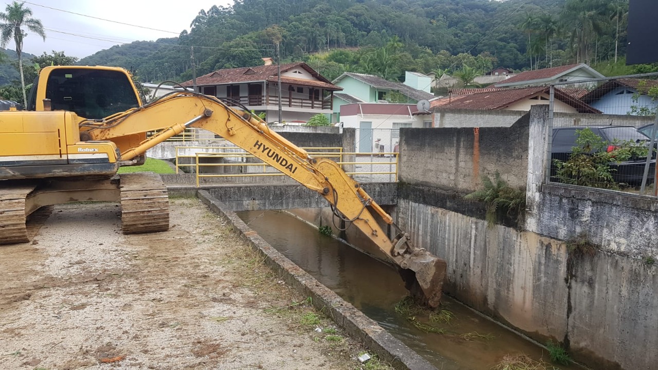 Confira as atividades da equipe de patrola e limpeza da Secretaria de Obras