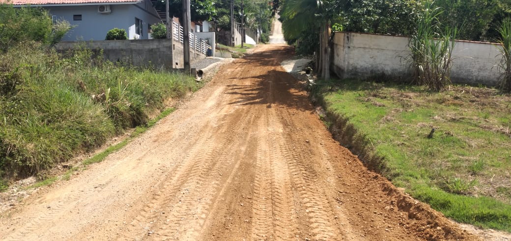 Confira as atividades da equipe de patrola e limpeza da Secretaria de Obras