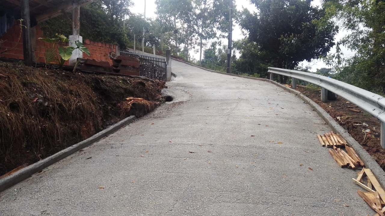 Secretaria de Obras executa obras em três bairros