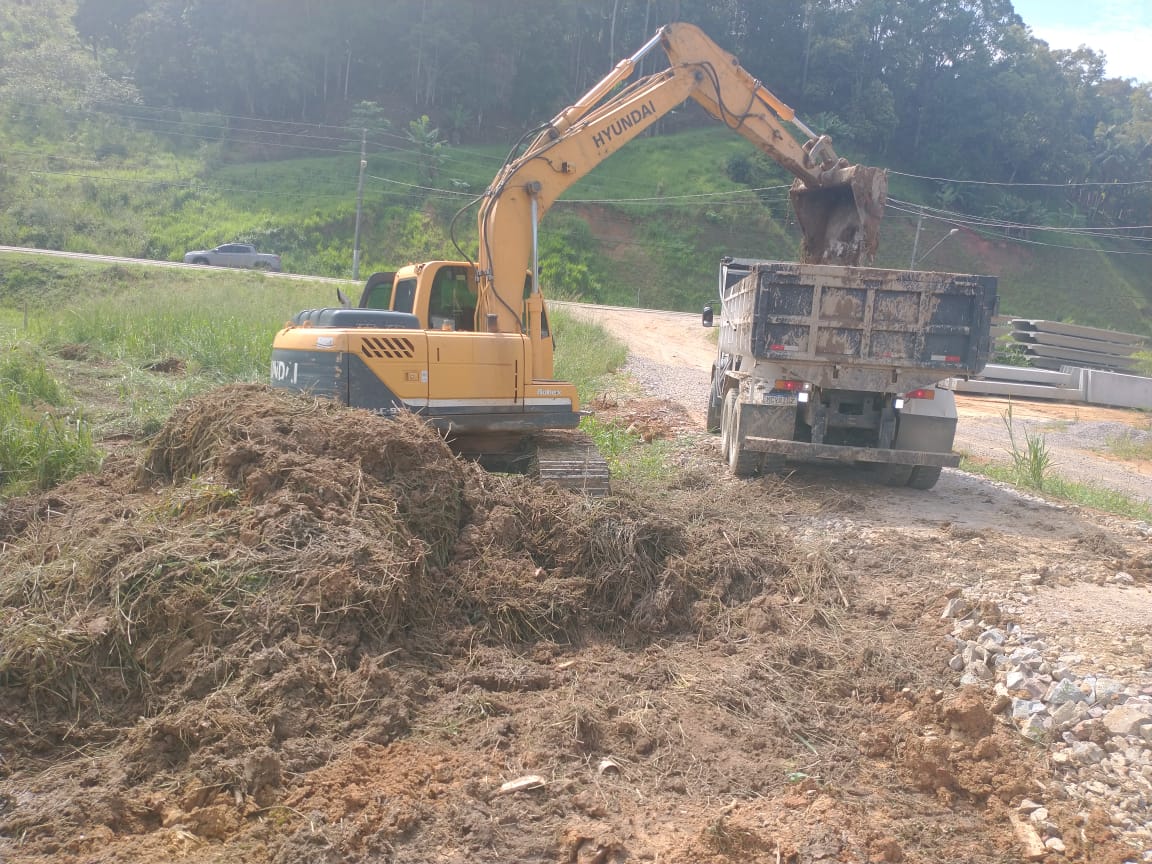 Secretaria de Obras trabalha na limpeza de valas para mitigar problemas com enxurradas