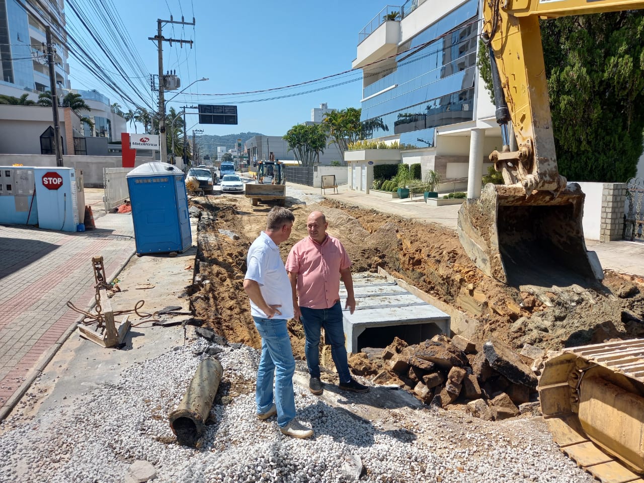 Prefeito Ari Vequi vistoria obra de macrodrenagem da Felipe Schmidt