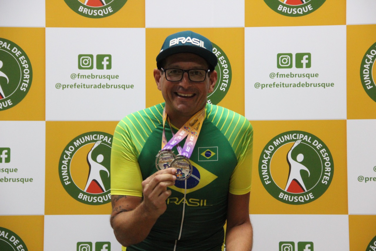 Soelito Gohr visita Fundação Municipal de Esportes e apresenta medalhas conquistadas Pan-Americano de Paraciclismo