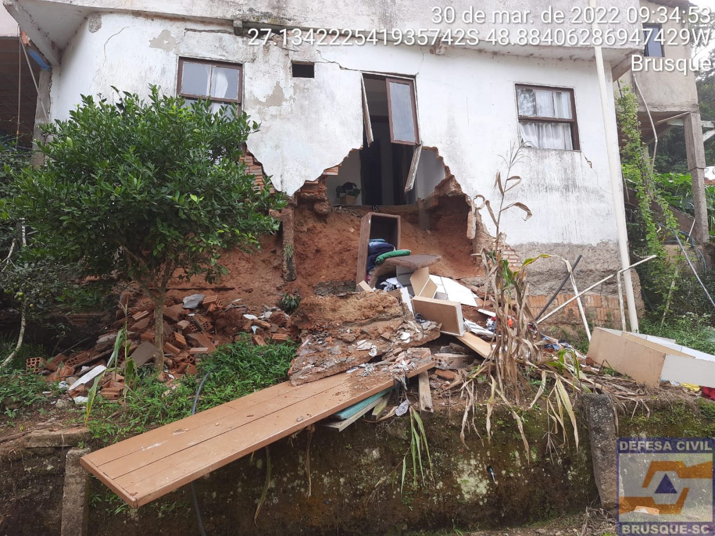 Residência no bairro Poço Fundo é interditada pela Defesa Civil