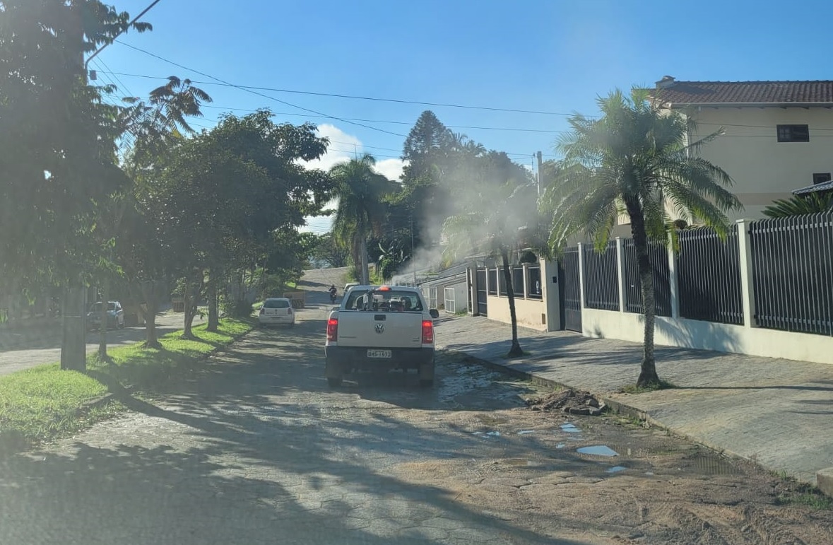 Carro fumacê do Estado inicia trabalho de pulverização em Brusque nesta terça-feira (05)