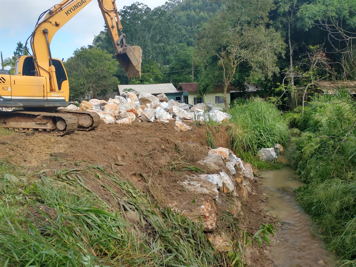 Confira as atividades da equipe de patrola e limpeza da Secretaria de Obras