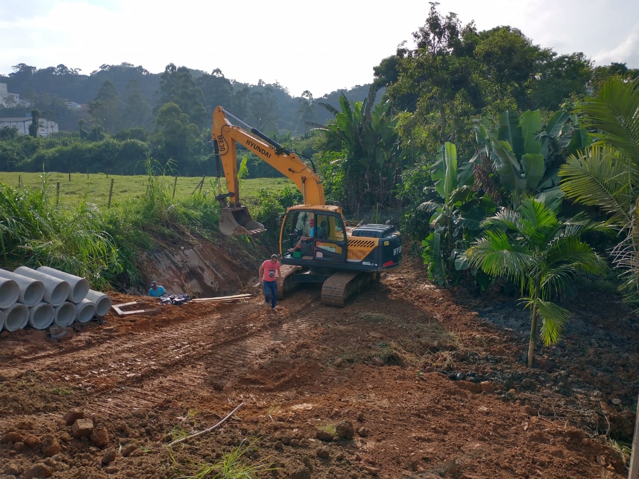 Confira as atividades da equipe de patrola e limpeza da Secretaria de Obras