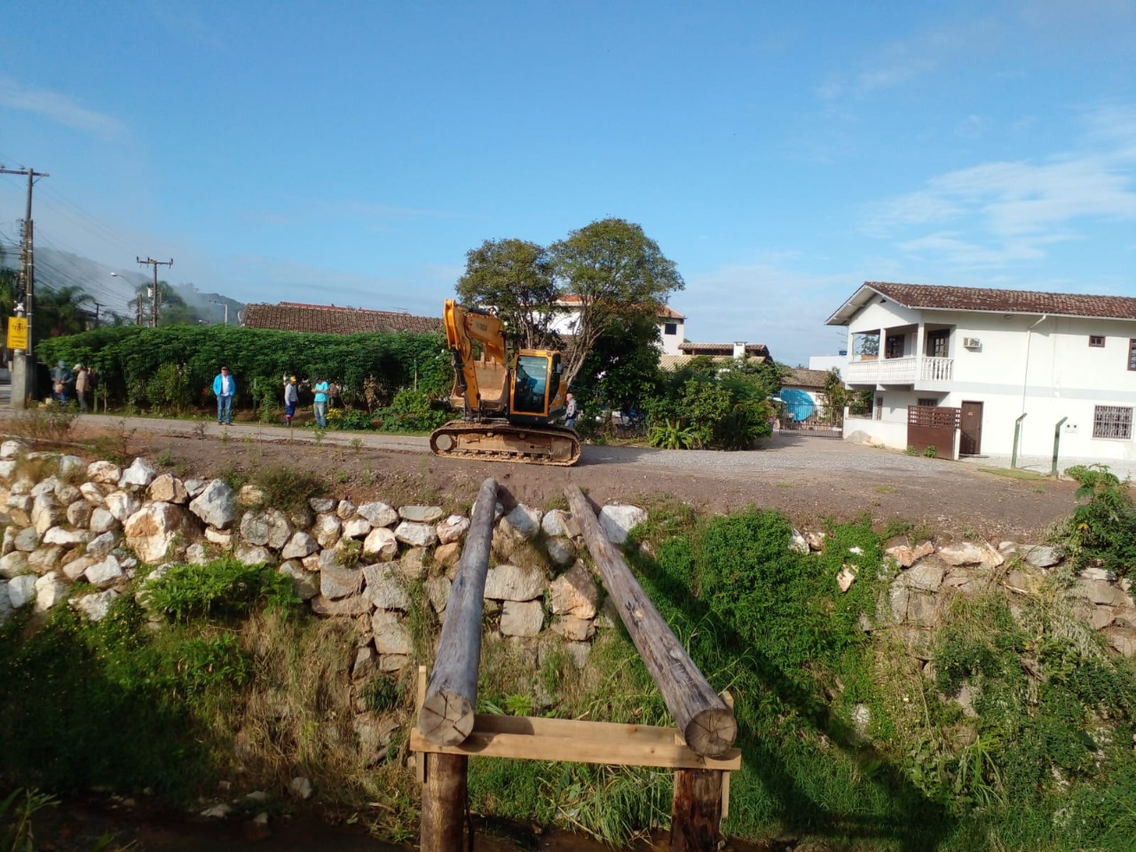 Confira as atividades da equipe de patrola e limpeza da Secretaria de Obras