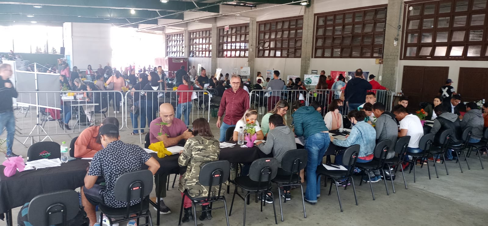 Mutirão do Emprego oferece mais de 600 vagas e reuniu centenas de pessoas no pavilhão da Fenarreco