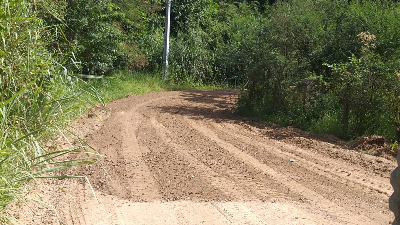 Confira as atividades da equipe de patrola e limpeza da Secretaria de Obras