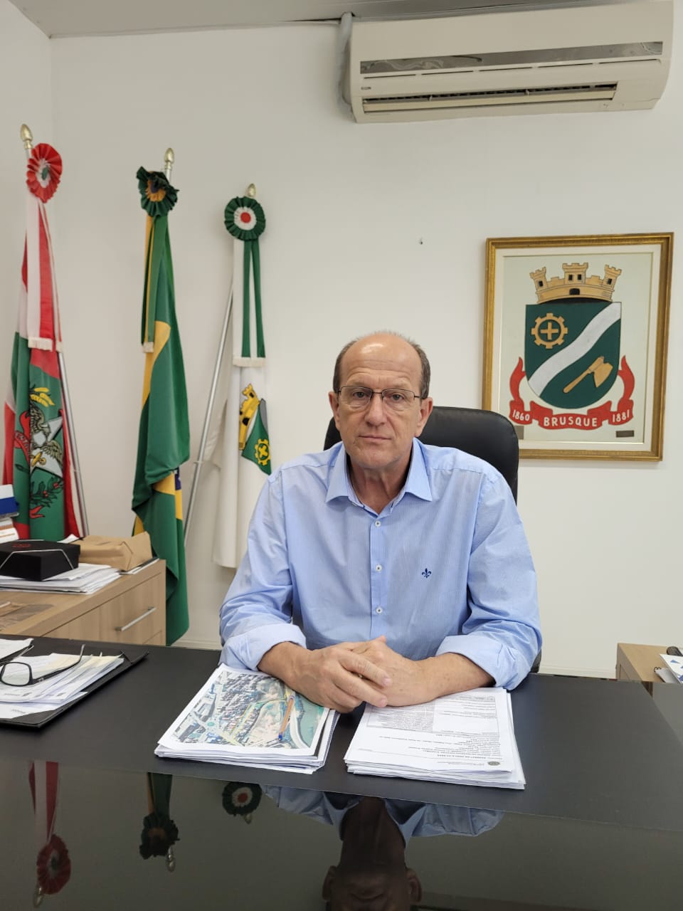 Ari Vequi transmite o cargo para o vice-prefeito Gilmar Doerner