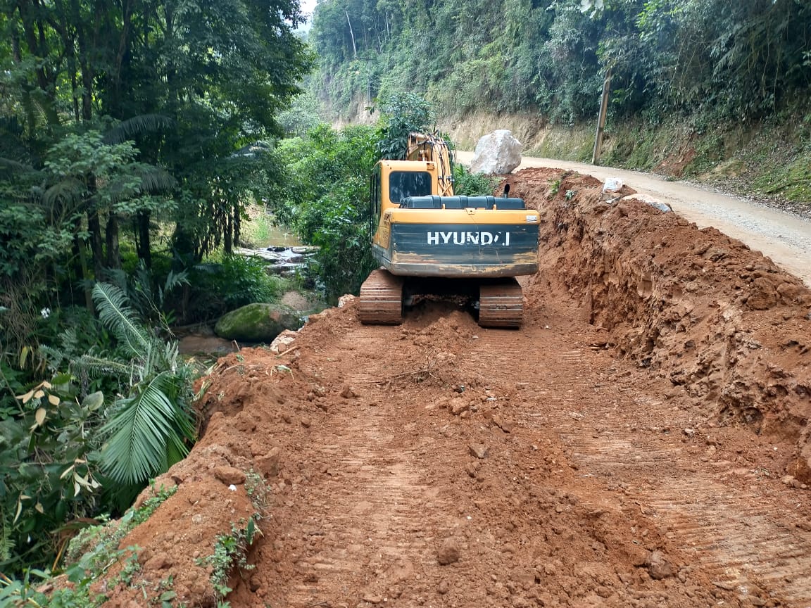 Confira as atividades da equipe de patrola e limpeza da Secretaria de Obras