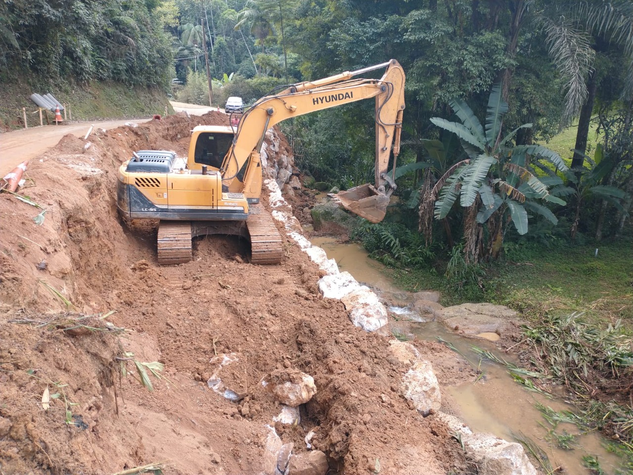 Confira as atividades da equipe de patrola e limpeza da Secretaria de Obras