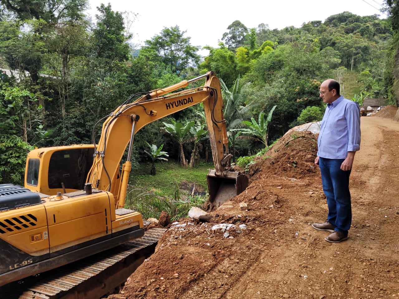 Prefeito em exercício, Gilmar Doerner, vistoria obra no Ribeirão do Mafra