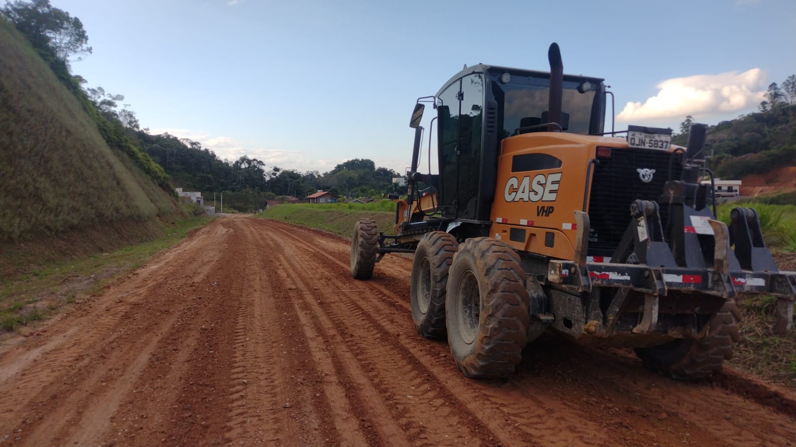 Confira as atividades da equipe de patrola e limpeza da Secretaria de Obras