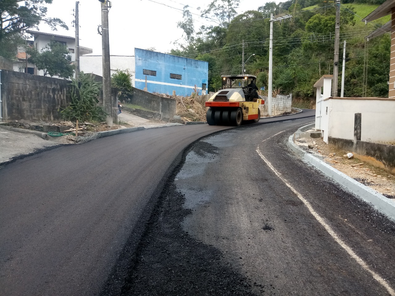 Rua Gustavo Imhof está recebendo pavimentação