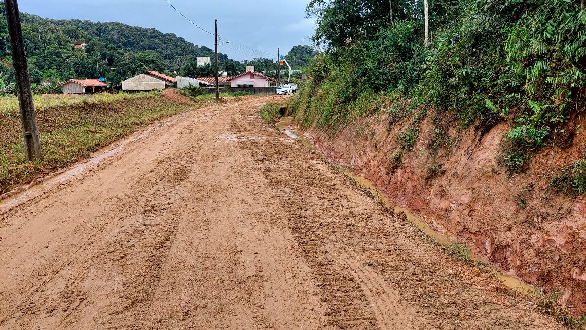 Confira as atividades da equipe de patrola e limpeza da Secretaria de Obras