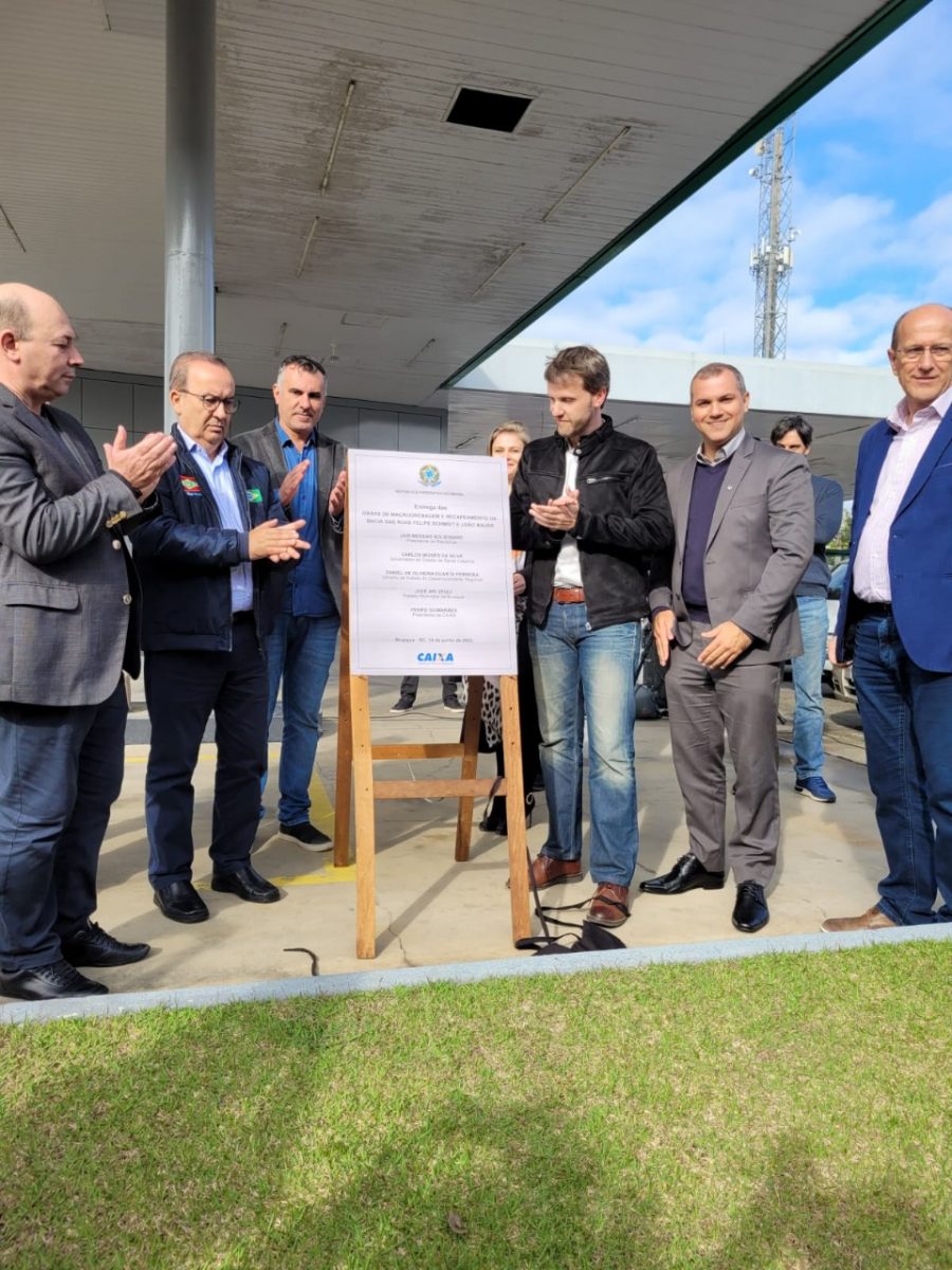 Prefeito, ministro e senador entregam obra de macrodrenagem da João Bauer e Felipe Schmidt