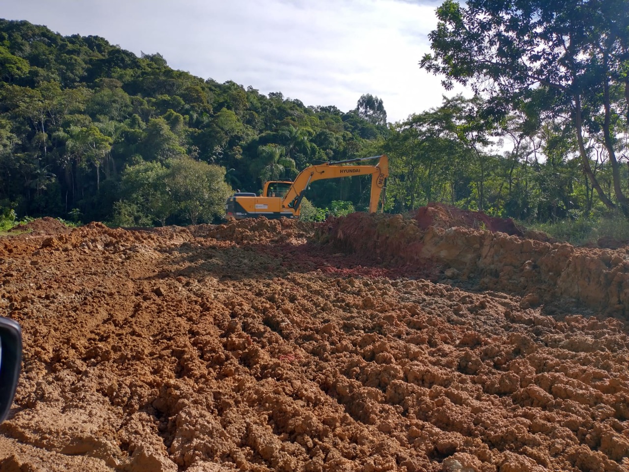 Confira as atividades da equipe de patrola e limpeza da Secretaria de Obras