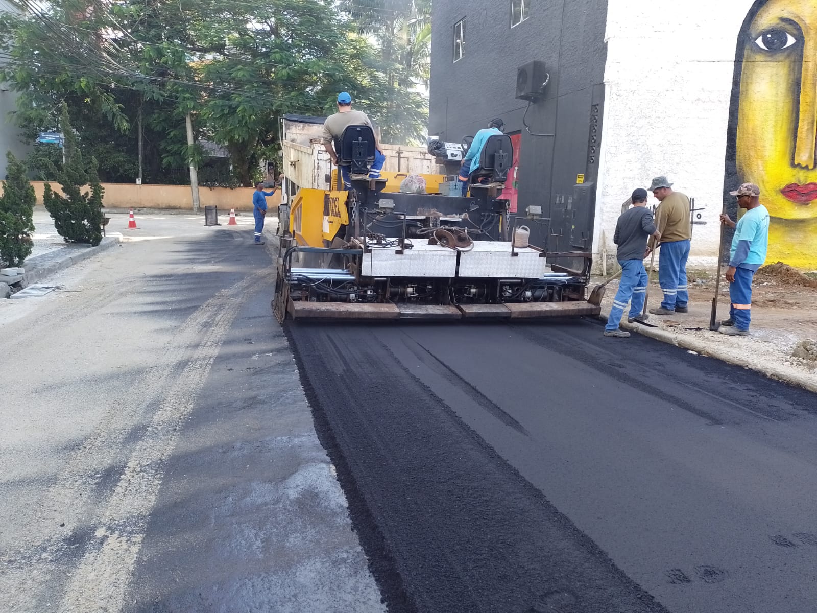 Secretaria de Obras executa pavimentação asfáltica de ruas do Centro