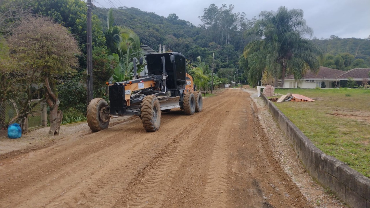 Confira as atividades da equipe de patrola e limpeza da Secretaria de Obras