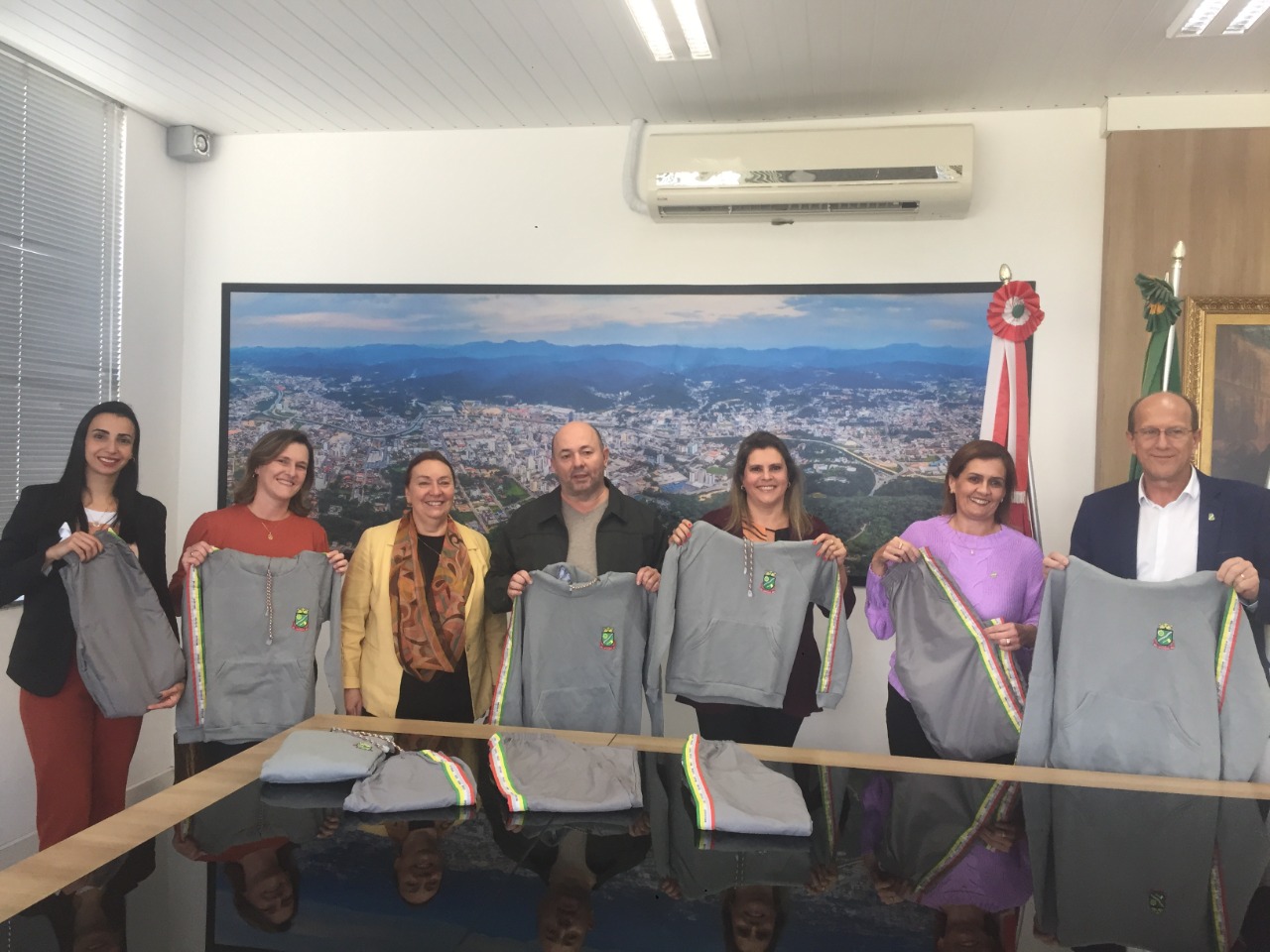 Estudantes da Rede Municipal recebem uniforme de inverno