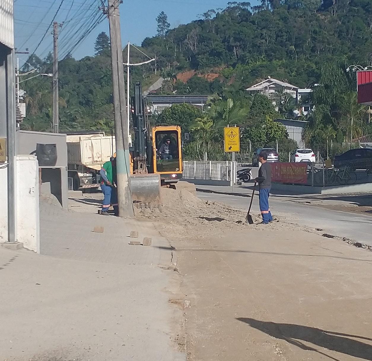 Confira as atividades da equipe de patrola e limpeza da Secretaria de Obras