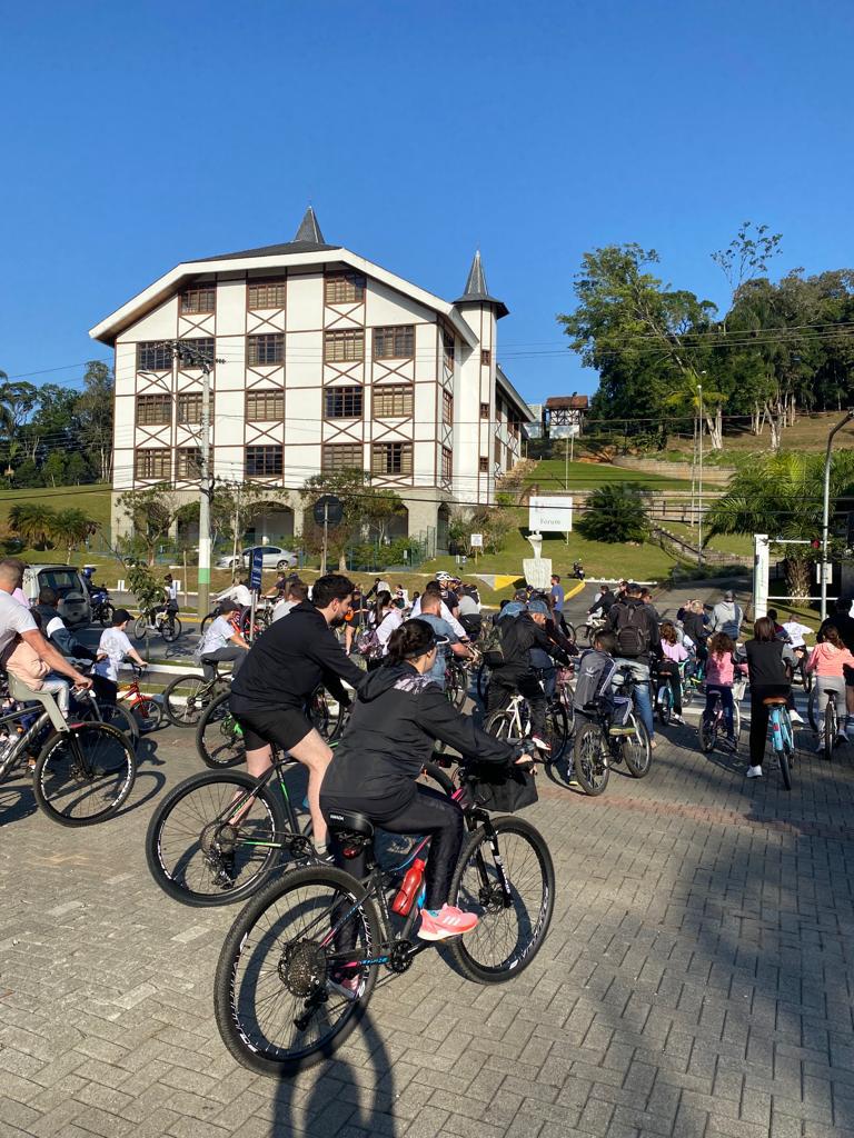 Famílias aproveitam o domingo de sol com o 2º Bikenique