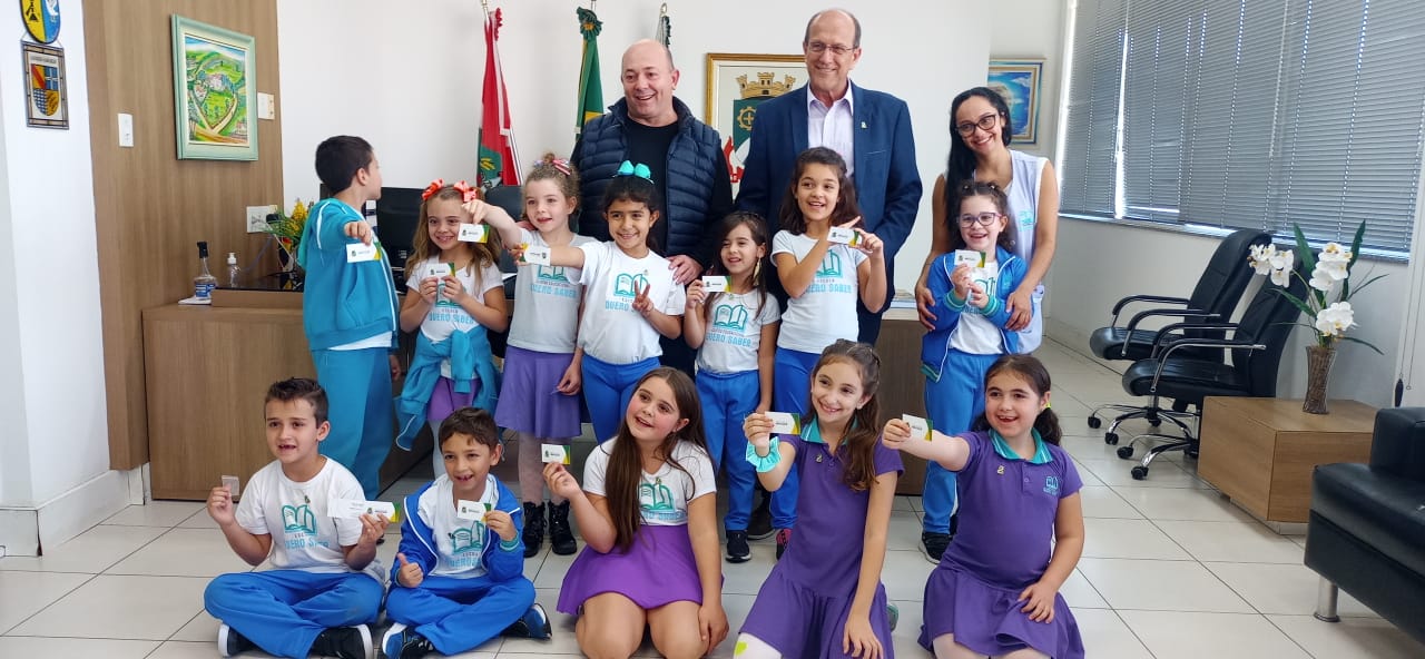 Estudantes do Centro Educacional Quero Saber visitam a prefeitura