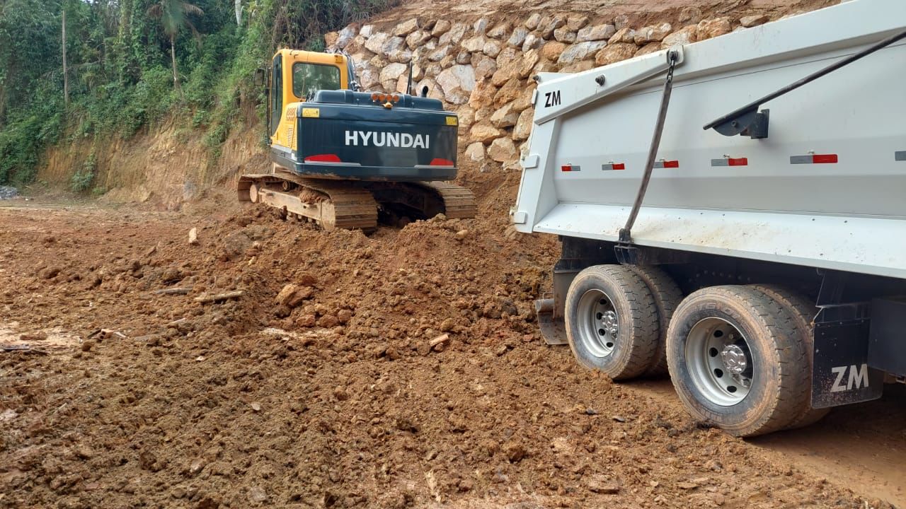 Confira as atividades da equipe de patrola e limpeza da Secretaria de Obras