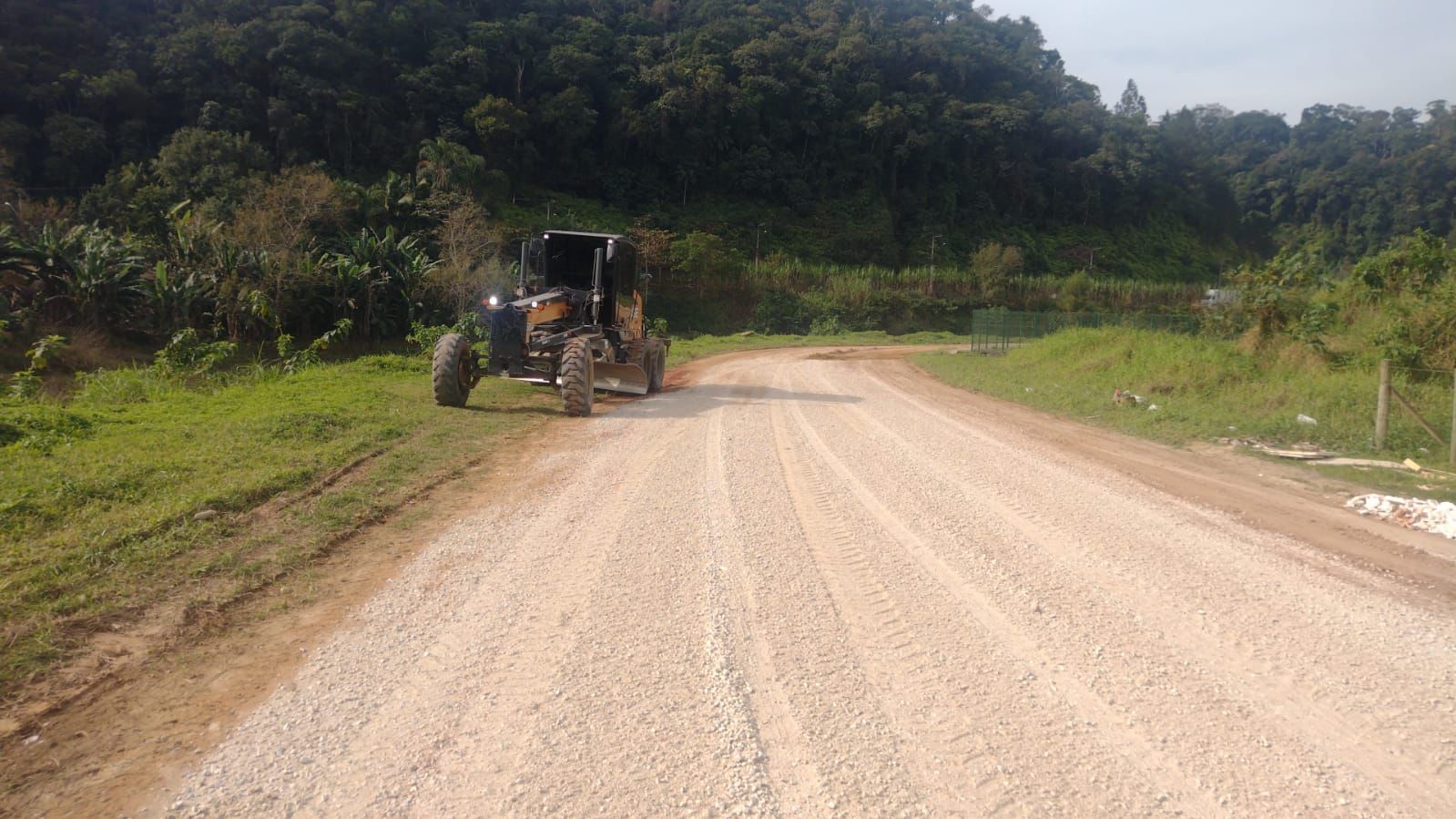 Confira as atividades da equipe de patrola e limpeza da Secretaria de Obras