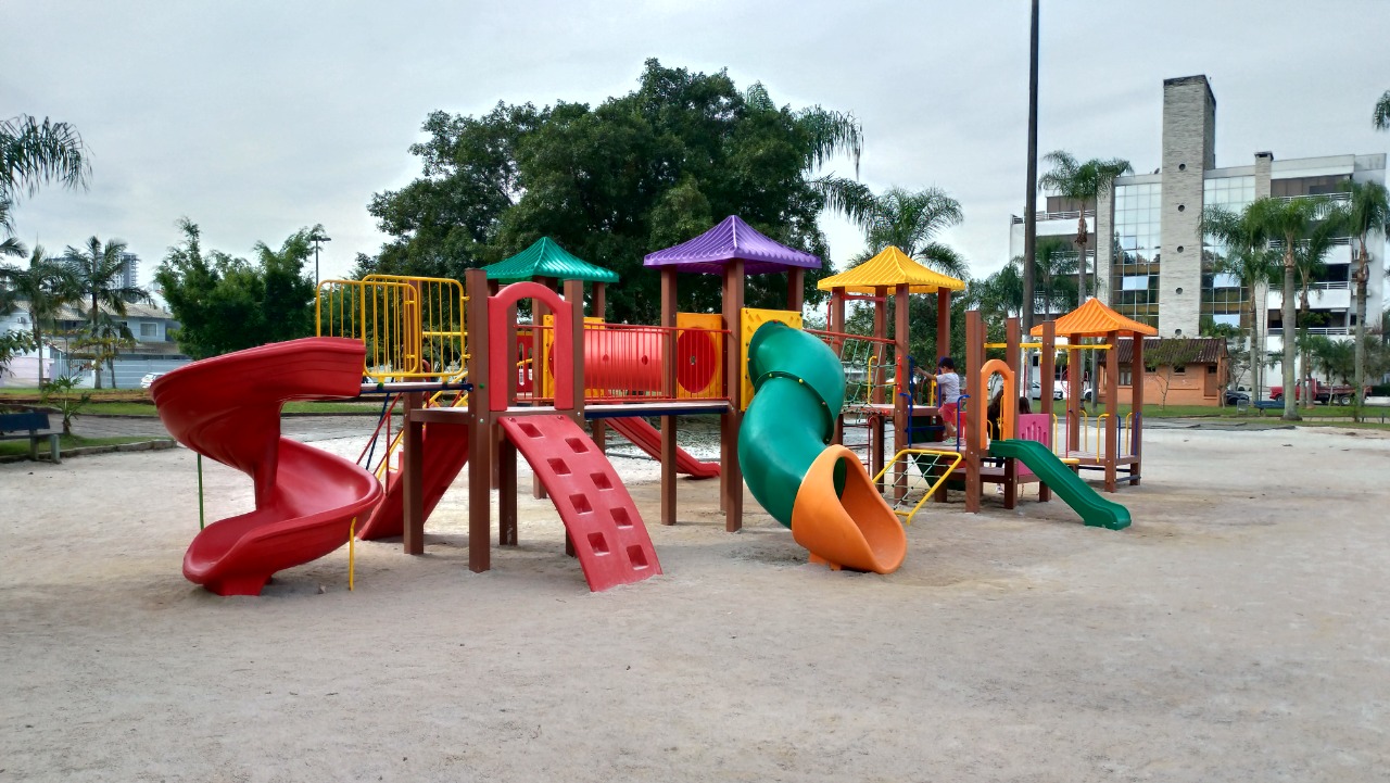 Setor de paisagismo realiza reforma de playgrounds no Jardim Maluche e Ribeirão Tavares