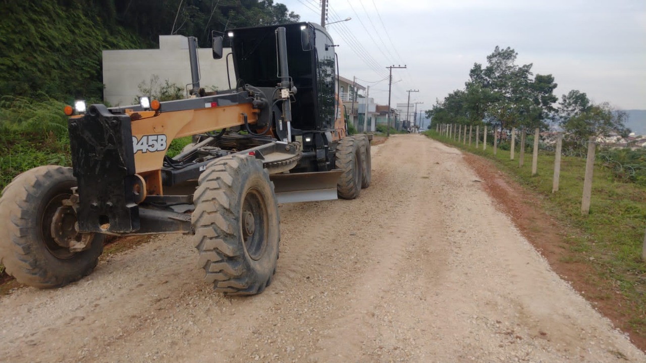 Confira as atividades da equipe de patrola e limpeza da Secretaria de Obras