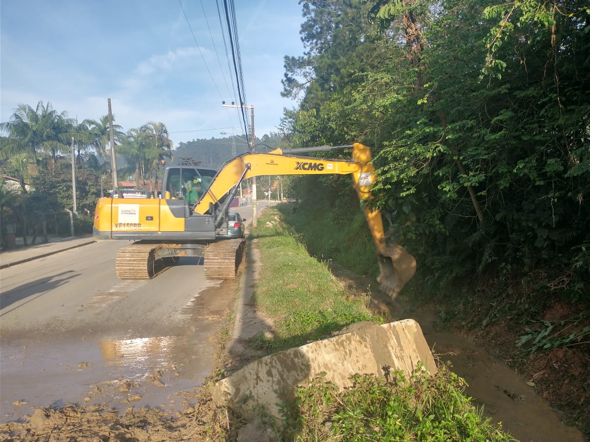 Confira as atividades da equipe de patrola e limpeza da Secretaria de Obras