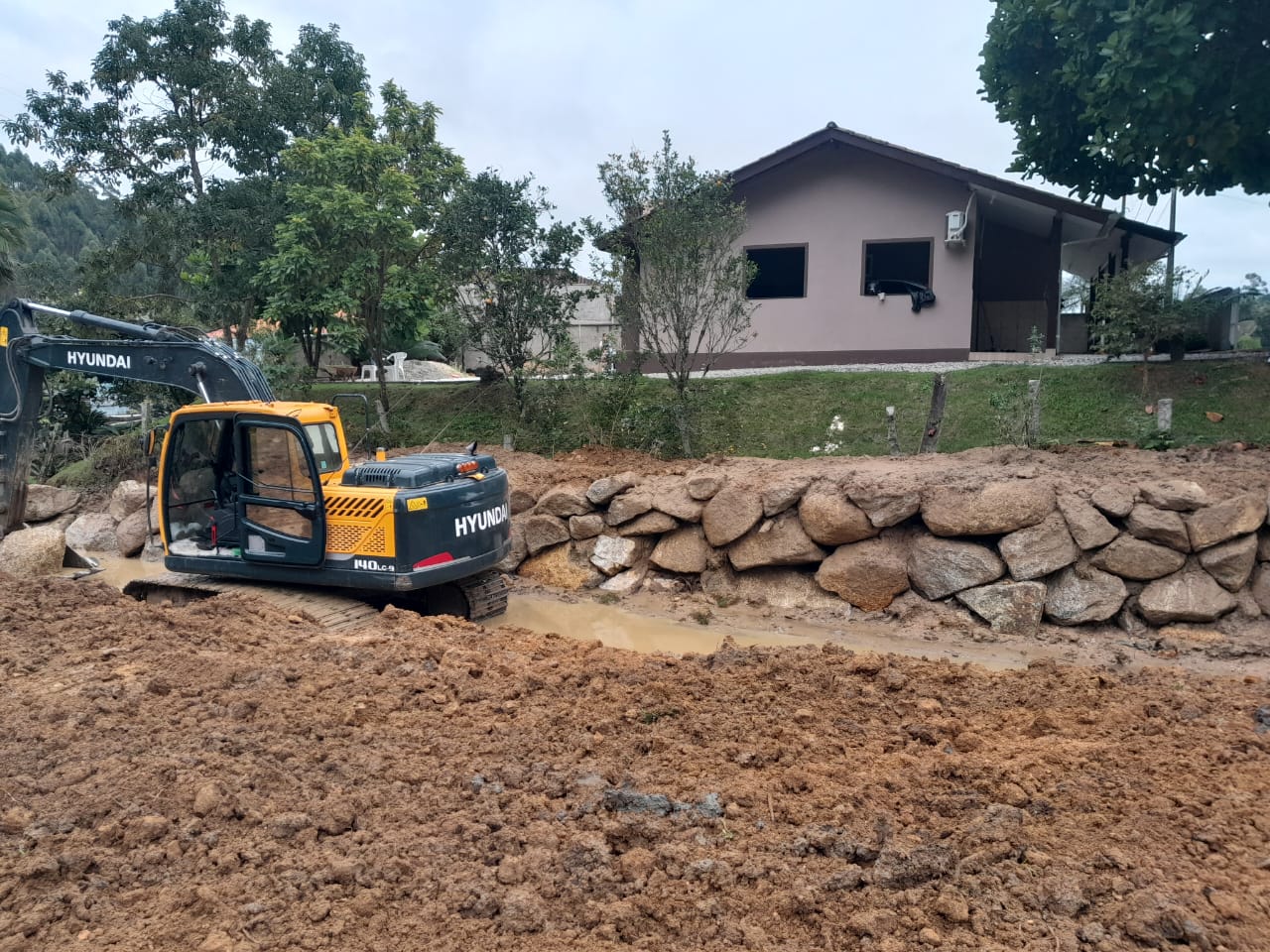 Confira as atividades da equipe de patrola e limpeza da Secretaria de Obras