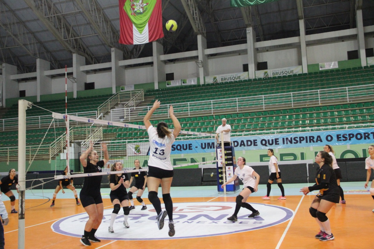 Vôlei movimenta a Arena Brusque nesta quinta-feira (14)