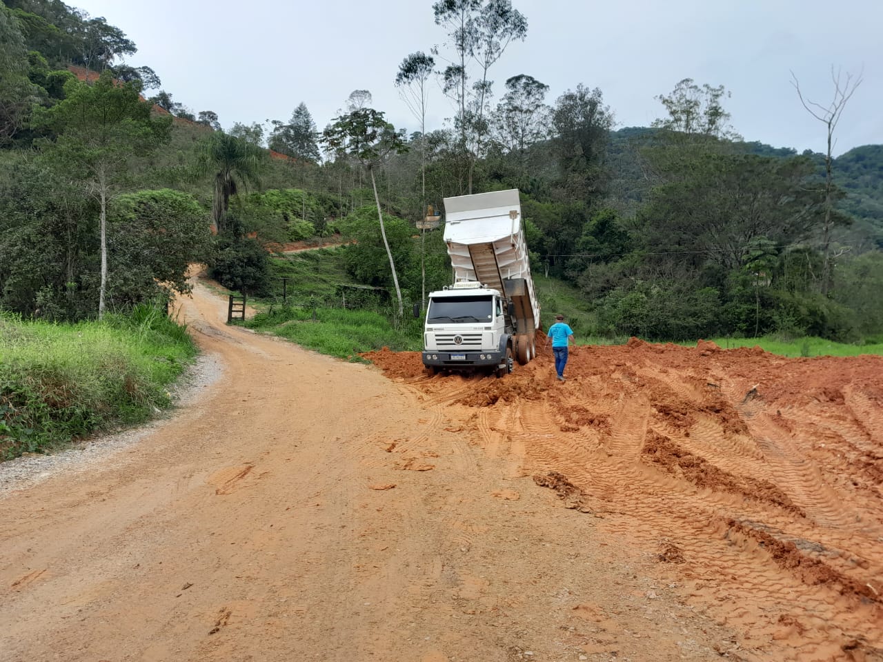 Confira as atividades da equipe de patrola e limpeza da Secretaria de Obras