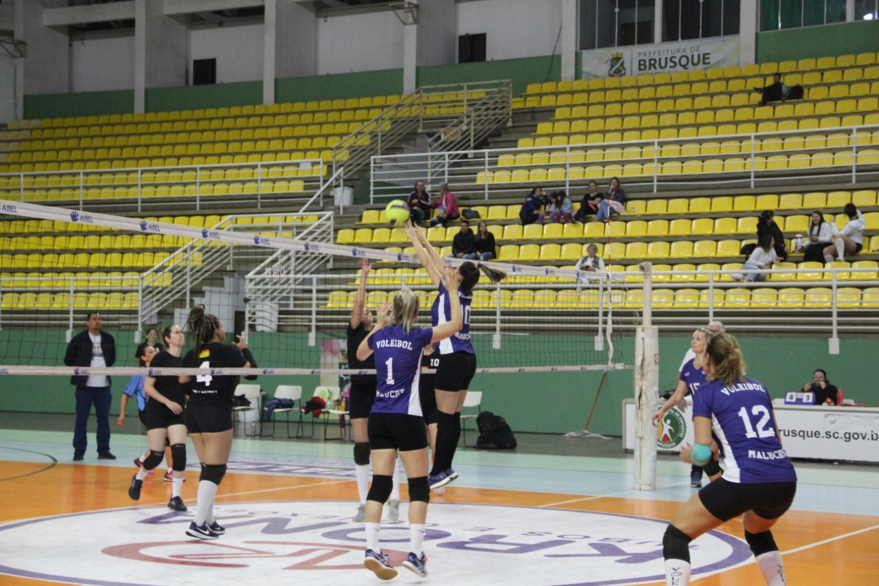 Comunitários: Maluche vence São Pedro no vôlei feminino e garante vaga na final