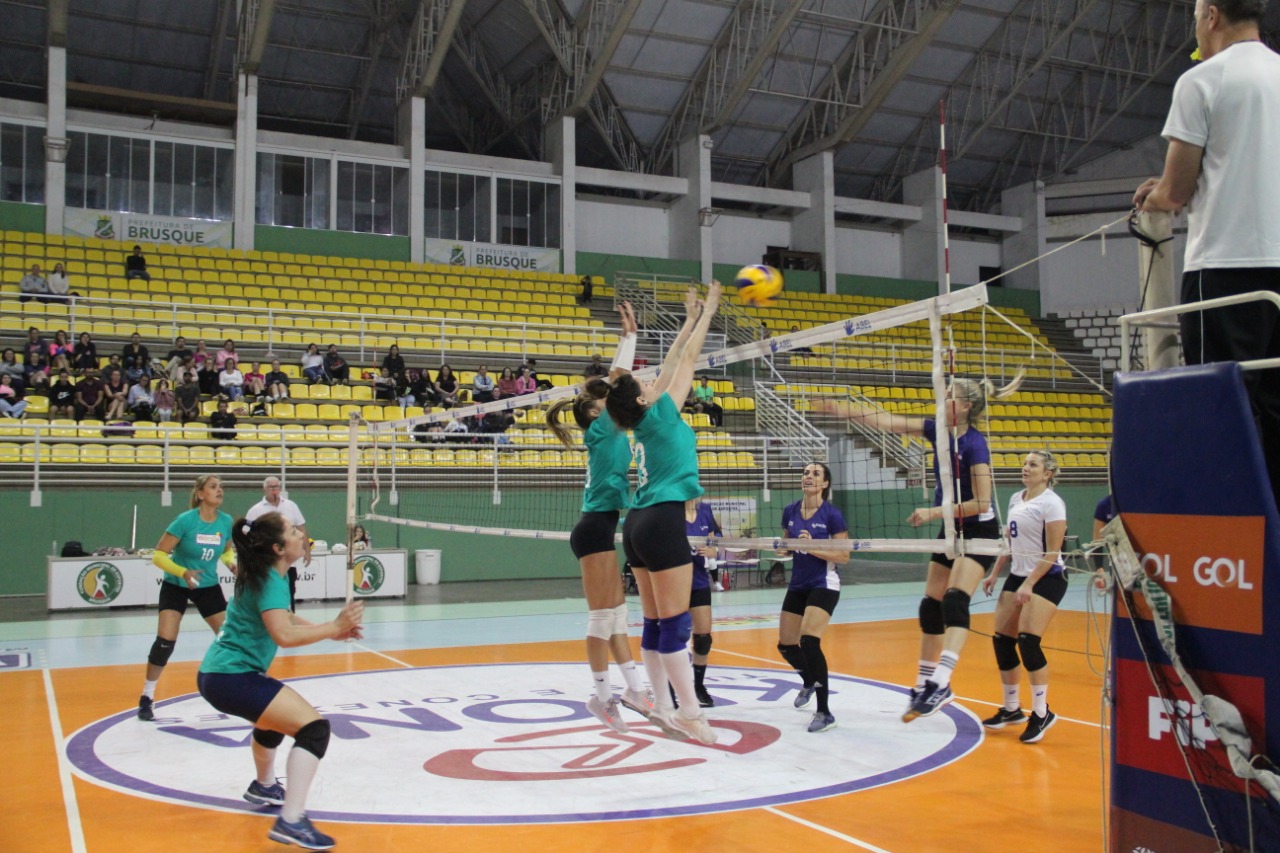 Comunitários: Maluche é campeão no vôlei feminino