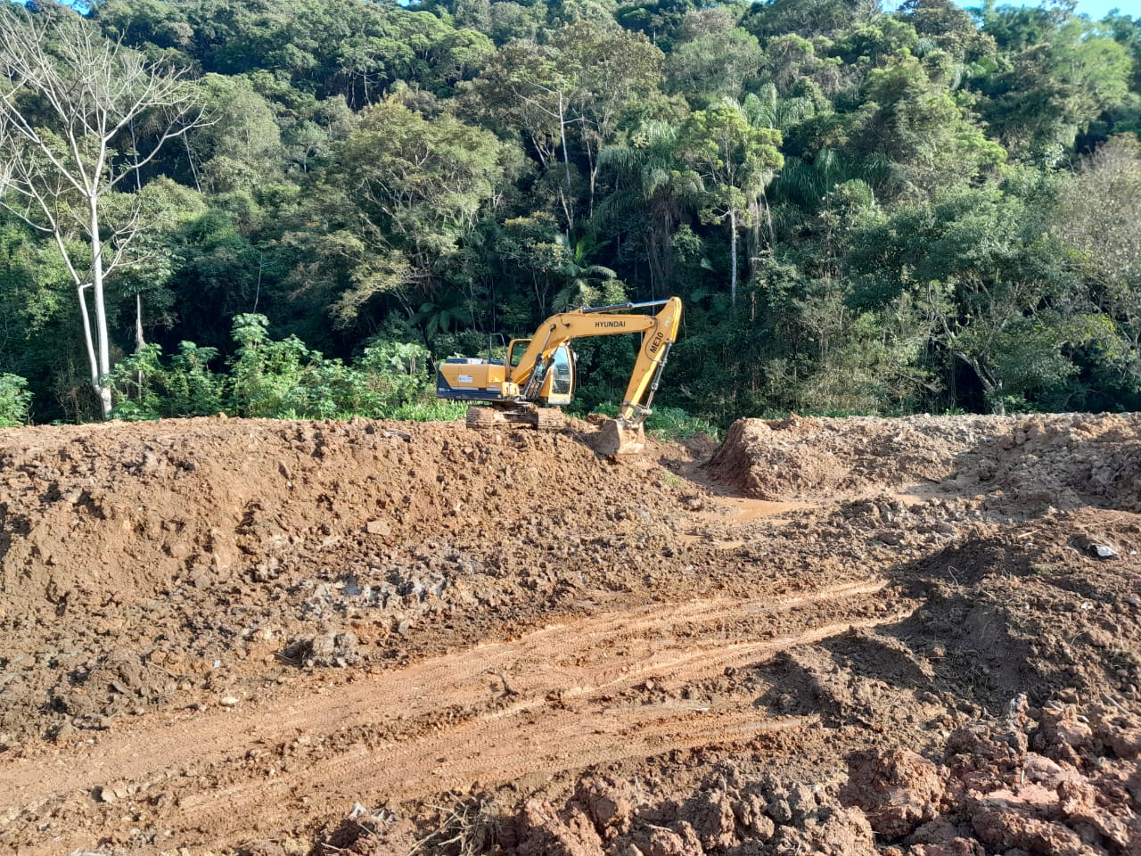 Confira as atividades da equipe de patrola e limpeza da Secretaria de Obras