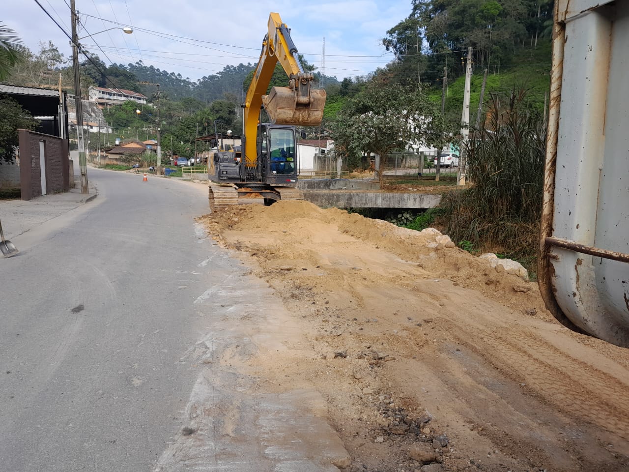 Confira as atividades da equipe de patrola e limpeza da Secretaria de Obras