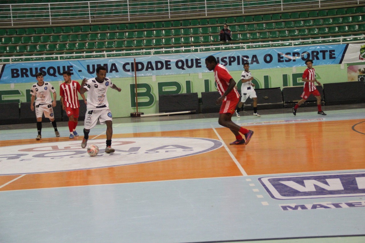 Comunitários: Águas Claras é ouro no futsal livre e Limoeiro na bocha rafa feminina