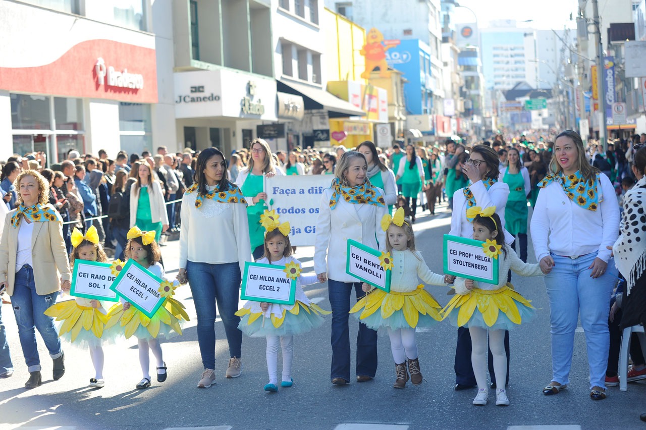 Desfile Cívico e corte de cuca gigante celebram 162 anos de Brusque