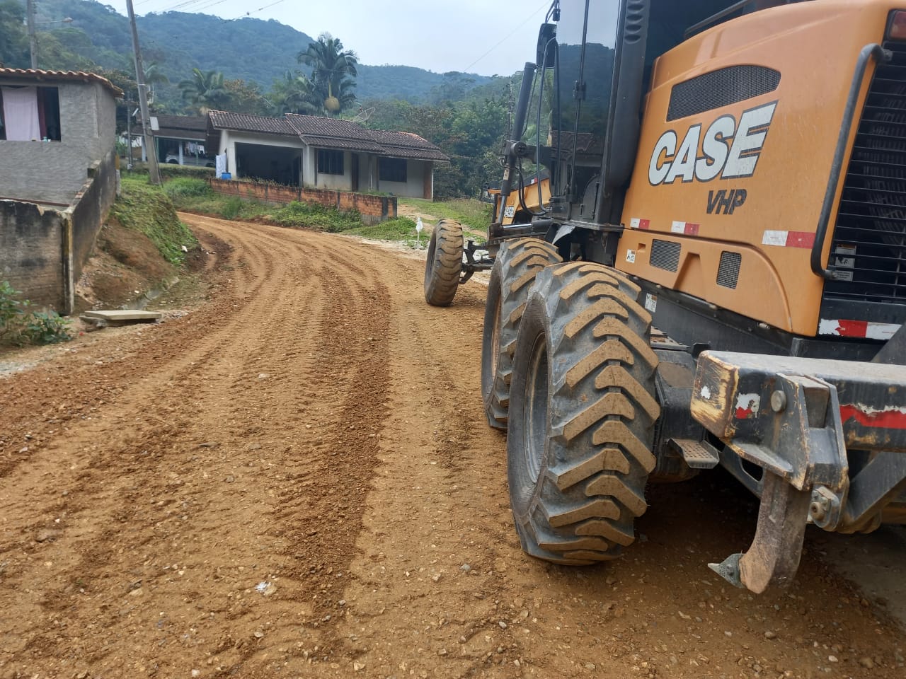 Confira as atividades da equipe de patrola e limpeza da Secretaria de Obras