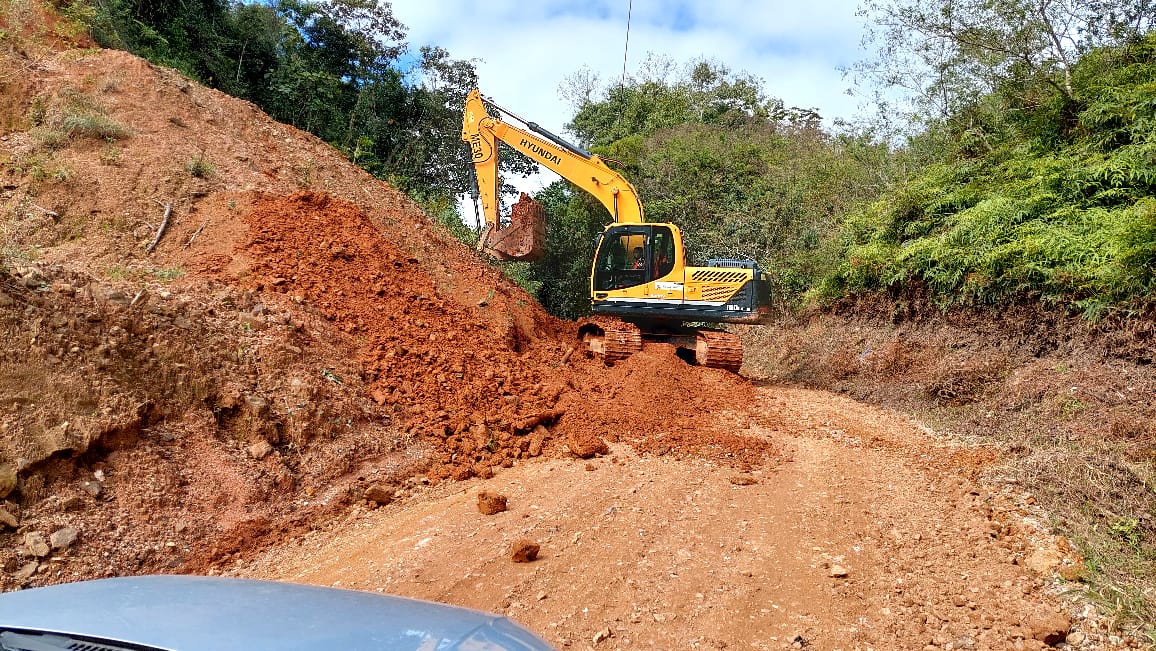 Confira as atividades da equipe de patrola e limpeza da Secretaria de Obras