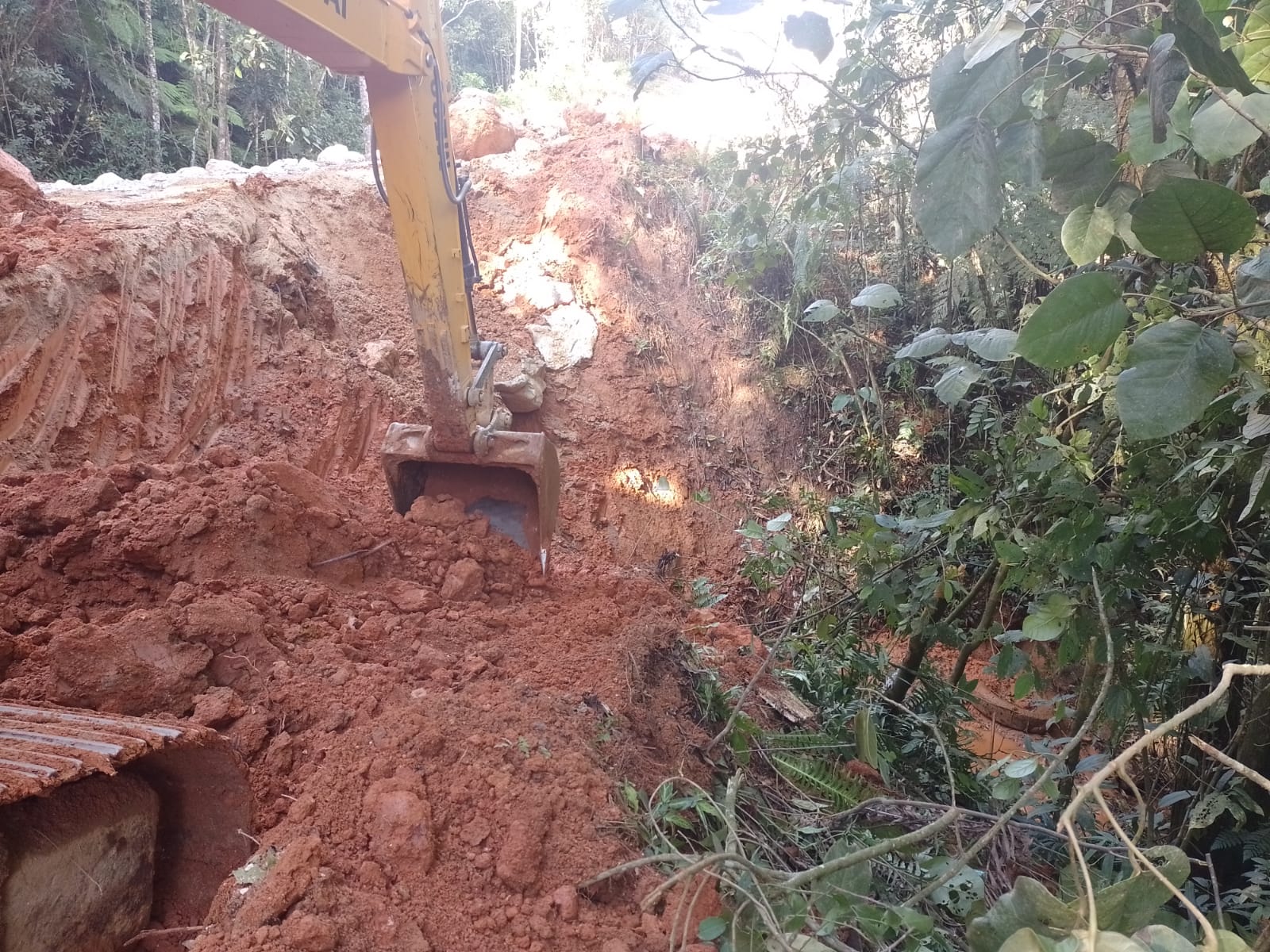 Bairro Santa Luzia recebe serviços de tubulação e alargamento de via