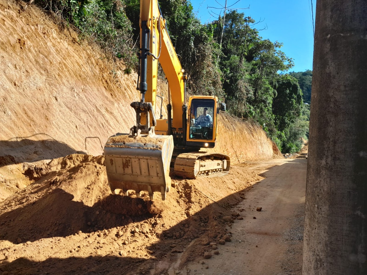 Confira as atividades da equipe de patrola e limpeza da Secretaria de Obras