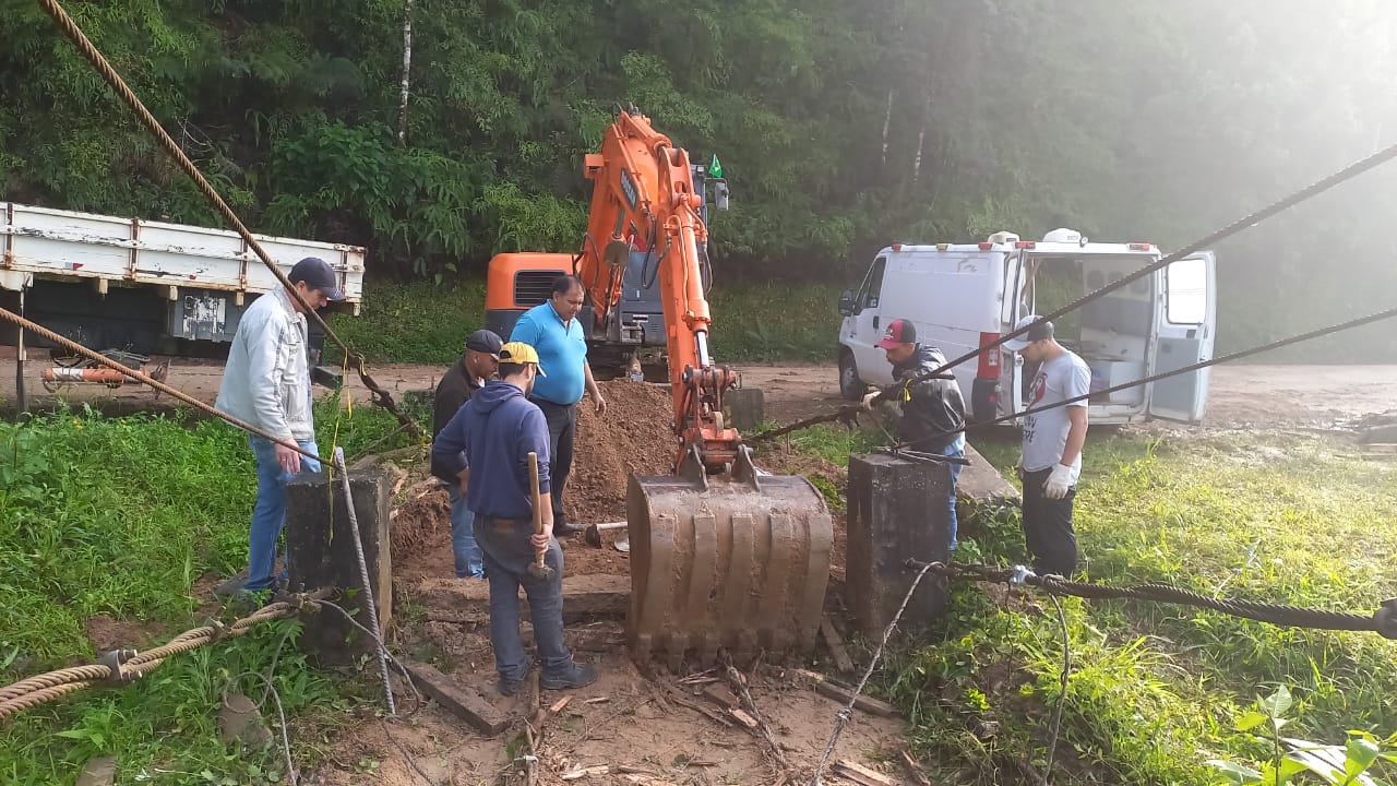 Secretaria de Obras trabalha na manutenção da ponte da Cristalina