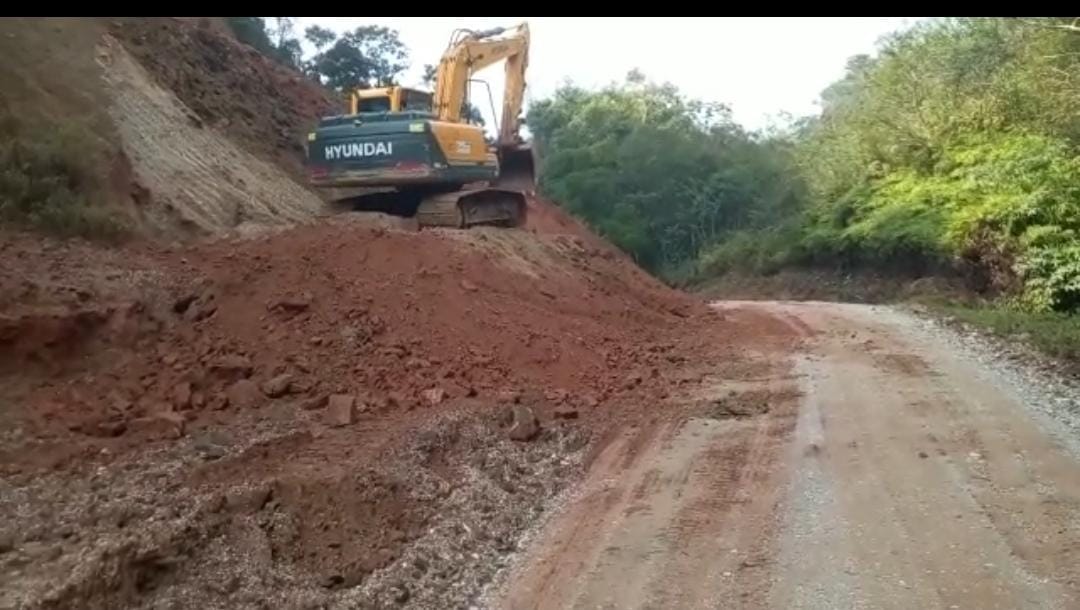 Confira as atividades da equipe de patrola e limpeza da Secretaria de Obras