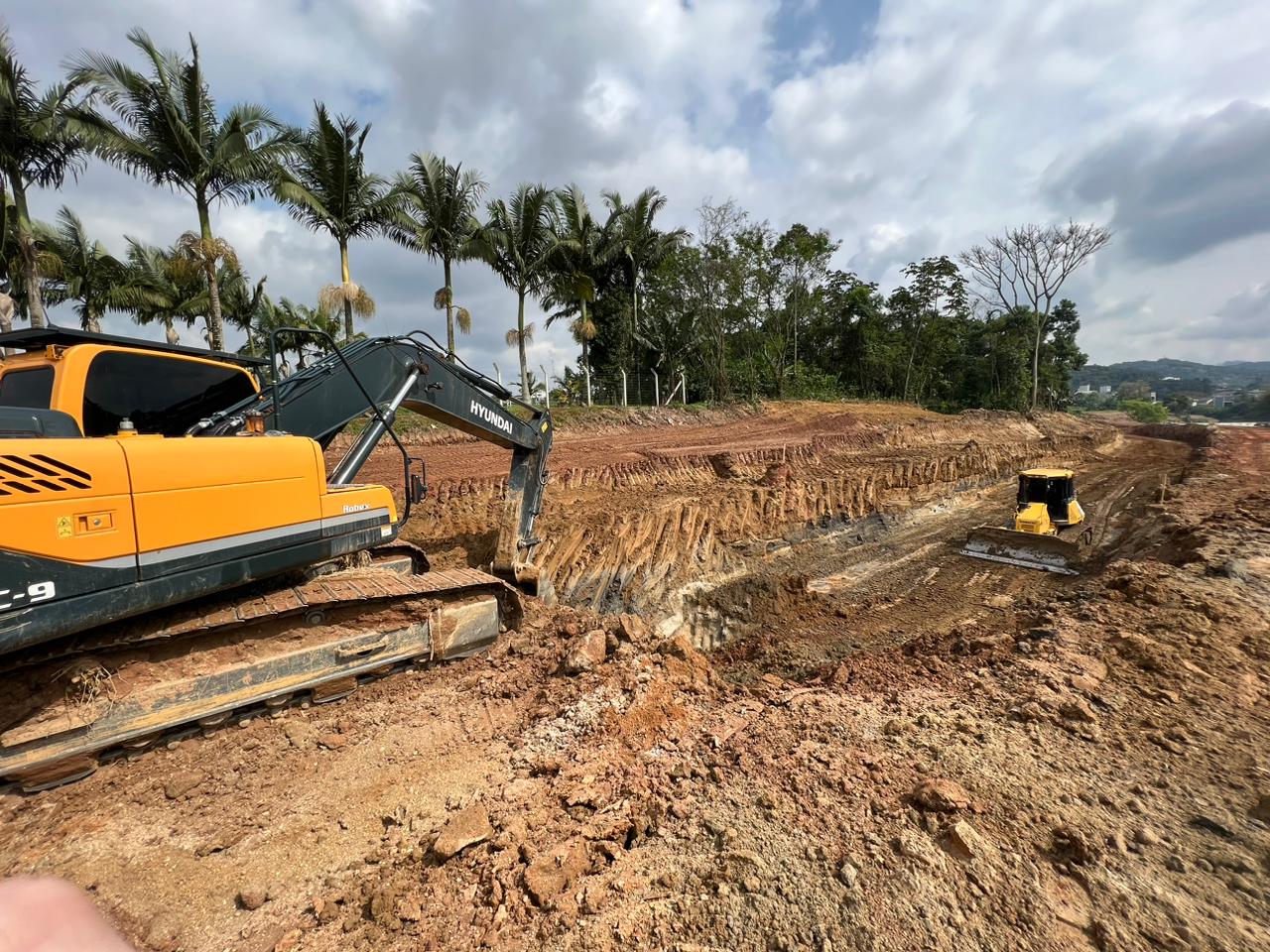 Obra da Beira Rio sentido Dom Joaquim em ritmo acelerado mesmo com tempo ruim